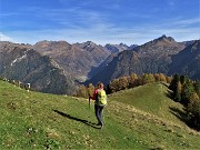 23 Sul sent. 117 spettacolo di cime orobiche e di larici colorati d'autunno